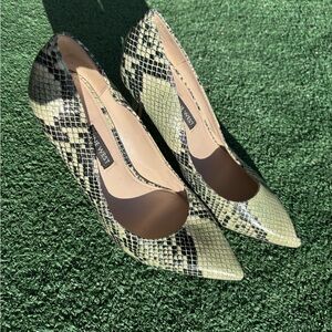 Nine West snake skin pump. Size7.5